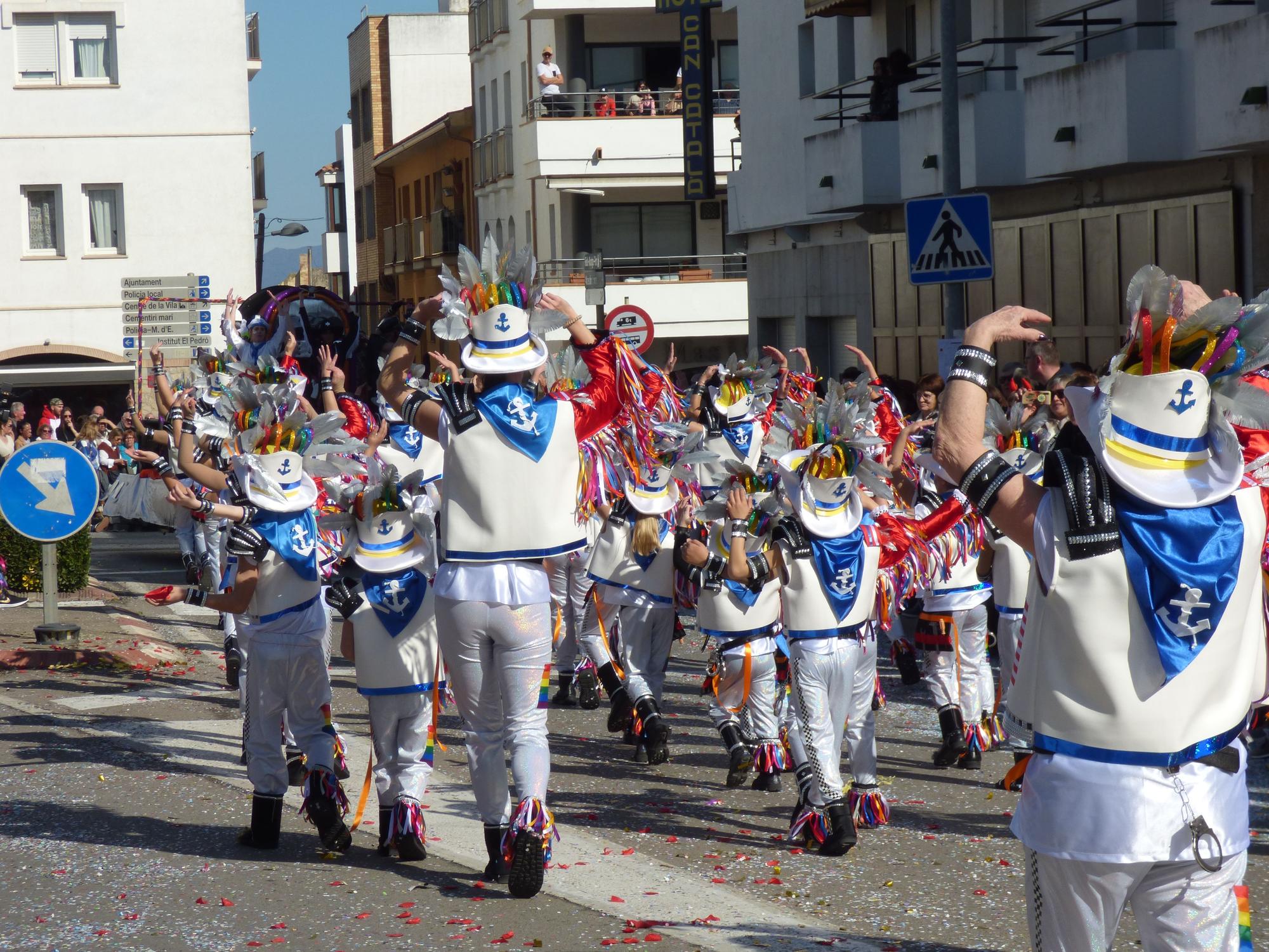 L'Escala vibra amb una rua de carnaval carregada d'imaginació