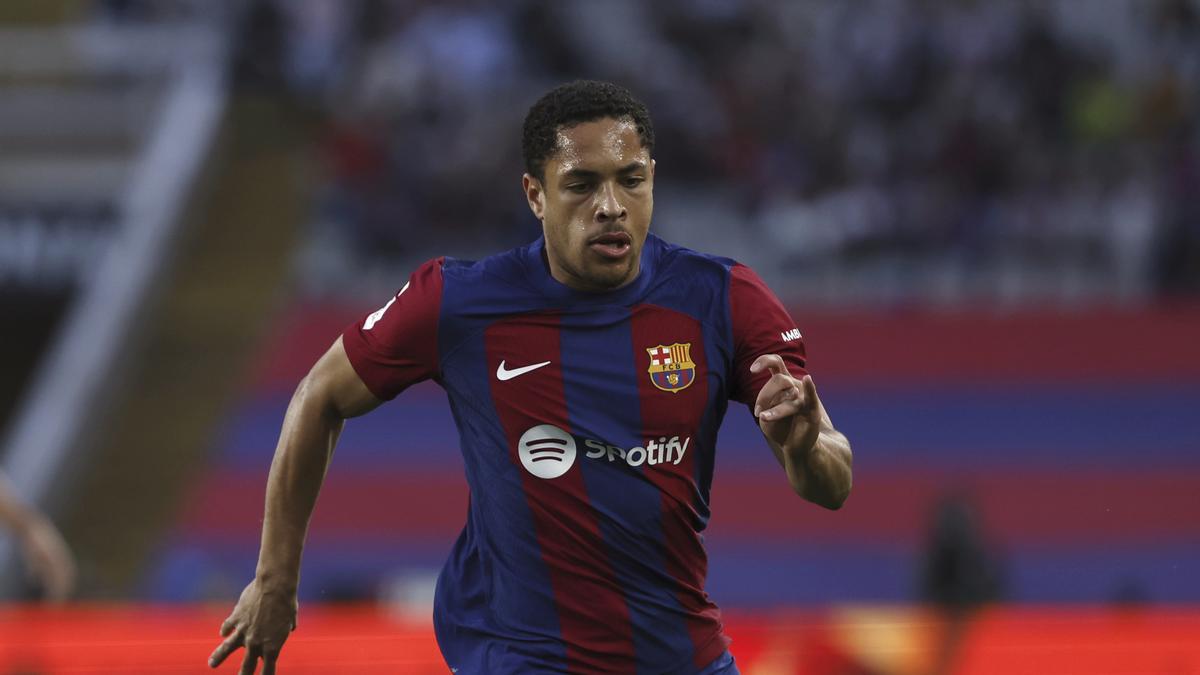 Vitor Roque, del Barcelona, durante un partido de la Liga española de fútbol entre el Barcelona y el Rayo Vallecano en el estadio Olímpico Lluis Companys de Barcelona, España, el domingo 19 de mayo de 2024.