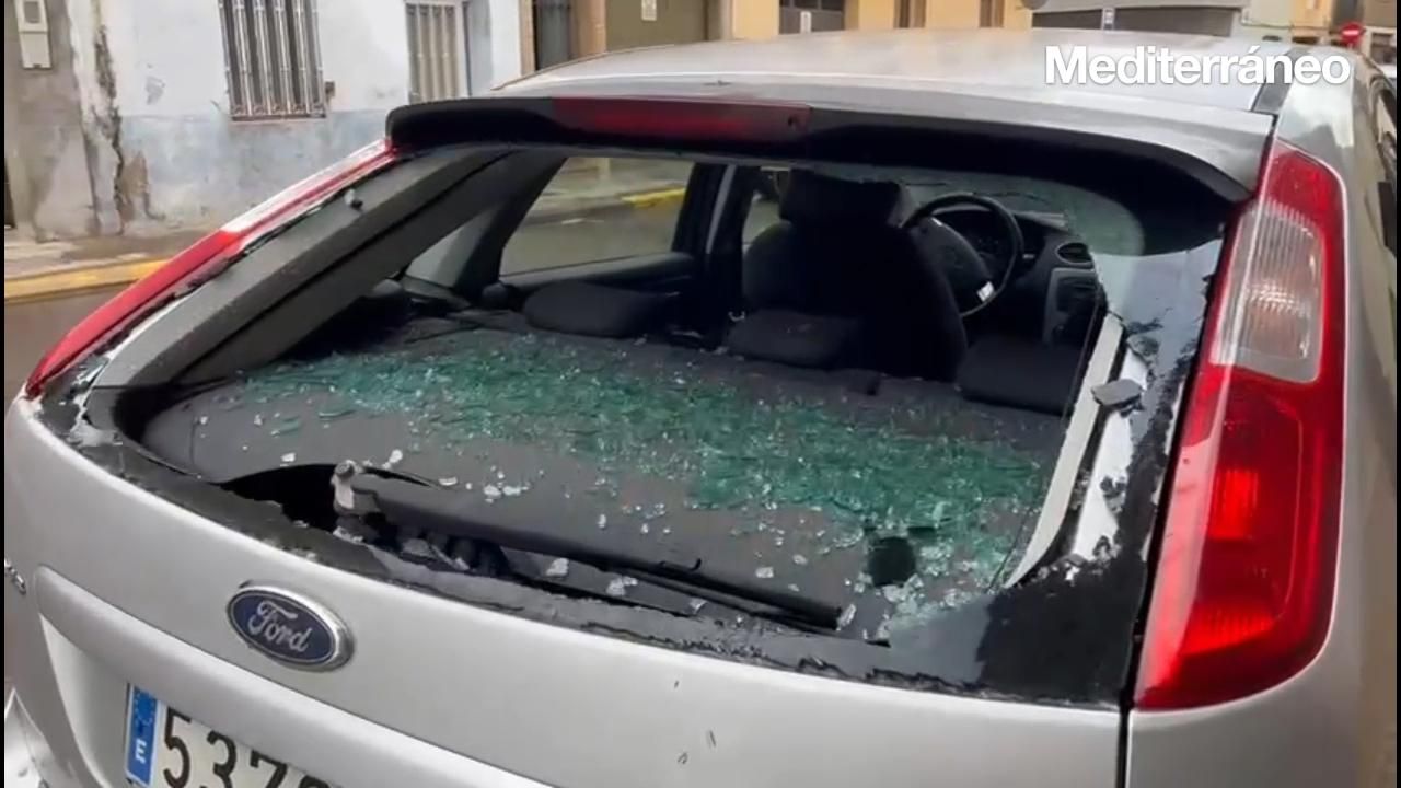 Vídeo: Lunas de coches destrozadas en Nules
