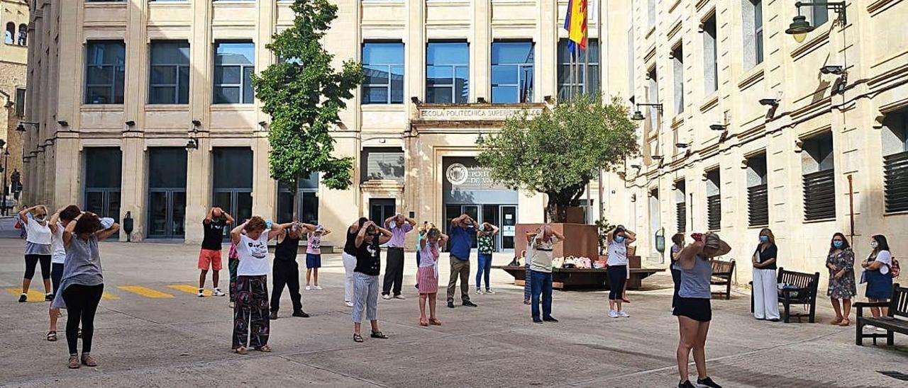 Un grupo de personas mayores participando en una de las actividades municipales.