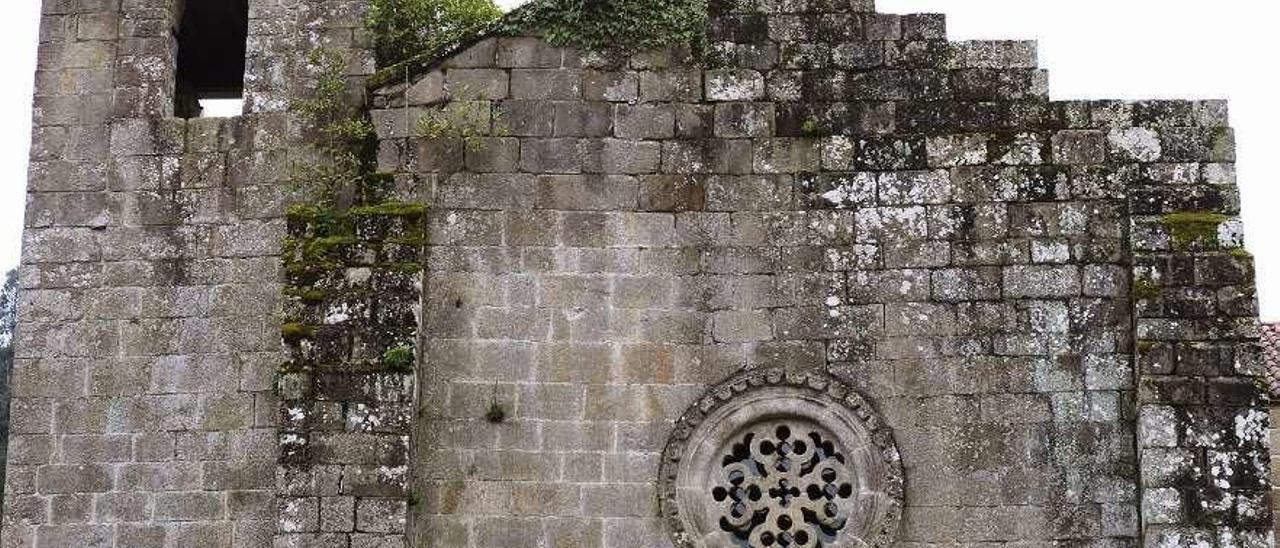 Maleza encima del rosetón de una de las fachadas del monasterio silledense. // Bernabé/Javier lalín