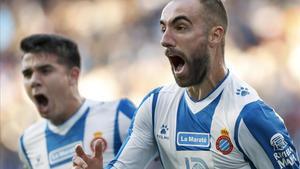 Darder, perseguido por Víctor Gómez, celebra su gol al Betis.