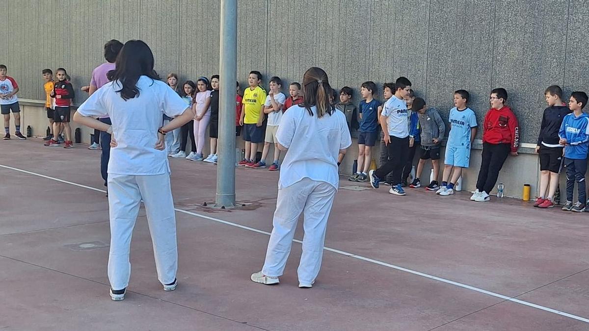 Prodessionals del centre de salut Dolores Cano i Royo (El Pilar) s'encarreguen de donar els consells als escolars.