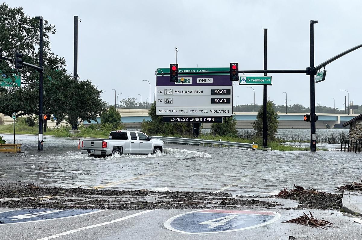 Orlando (Estados Unidos), 29/09/2022.- Un camión circula por la rampa de una carretera inundada tras el huracán Ian, en Orlando, Florida, EE.UU.,este jueves. El huracán Ian llegó a tierra como huracán de categoría 4 según el Centro Nacional de Huracanes y se acerca a una salida al Océano Atlántico en la costa este de Florida. EFE/GARY BOGDON