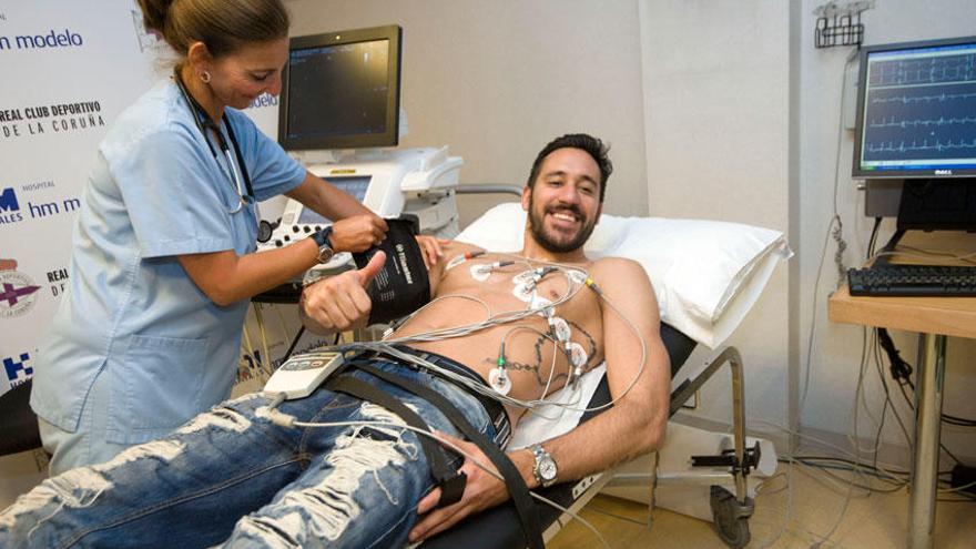 Jonás Gutiérrez durante el reconocimiento médico.