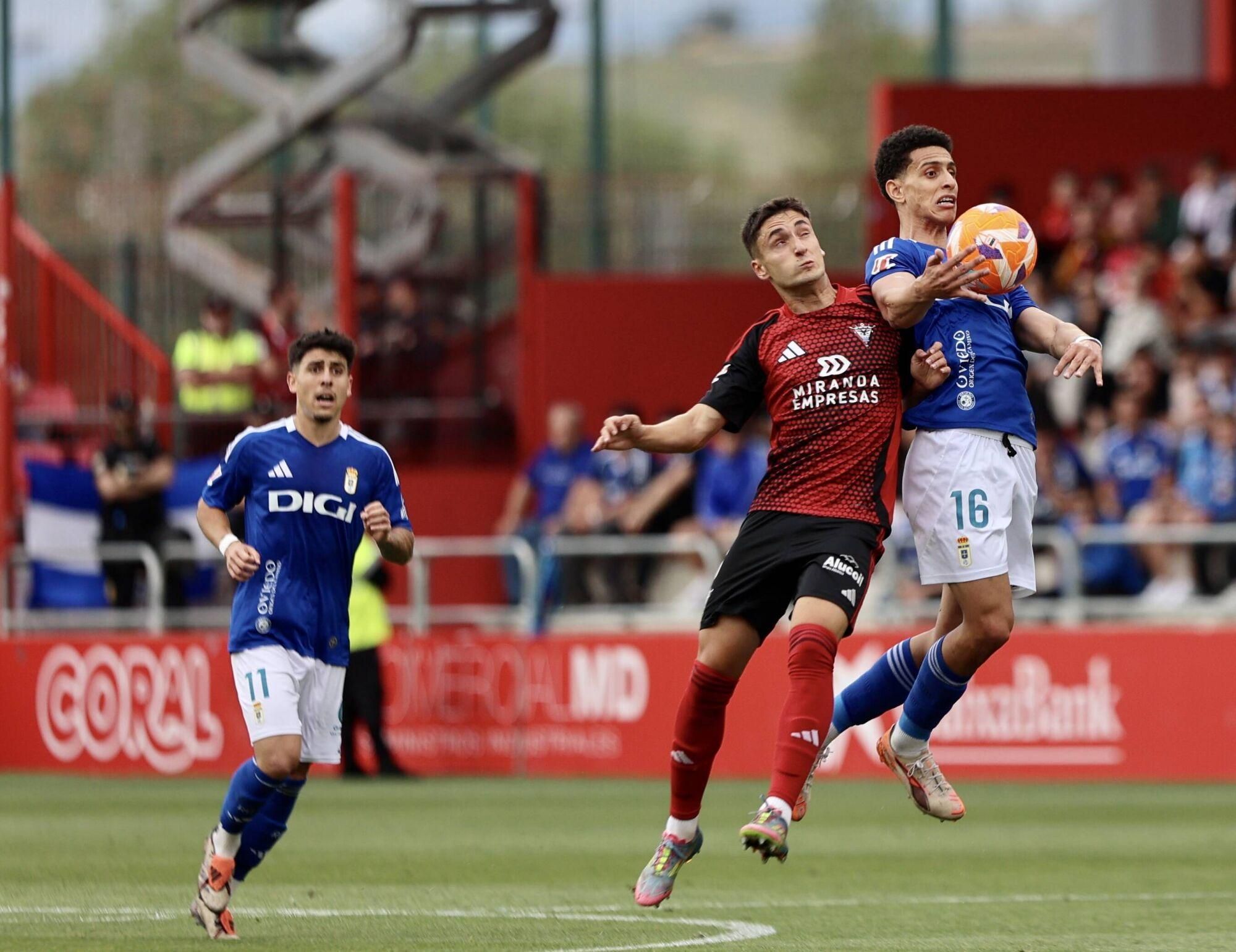 EN IMÁGENES: Ambientazo en el primer partido de la final por el ascenso a Primero entre Mirandés y Real Oviedo