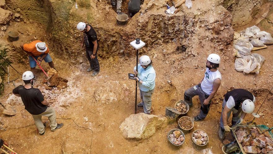 Arqueólogos, durante una excavación en los yacimientos de Atapuerca