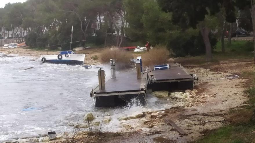 El temporal arrastra dos pantalanes hasta el polémico paseo de Portocolom