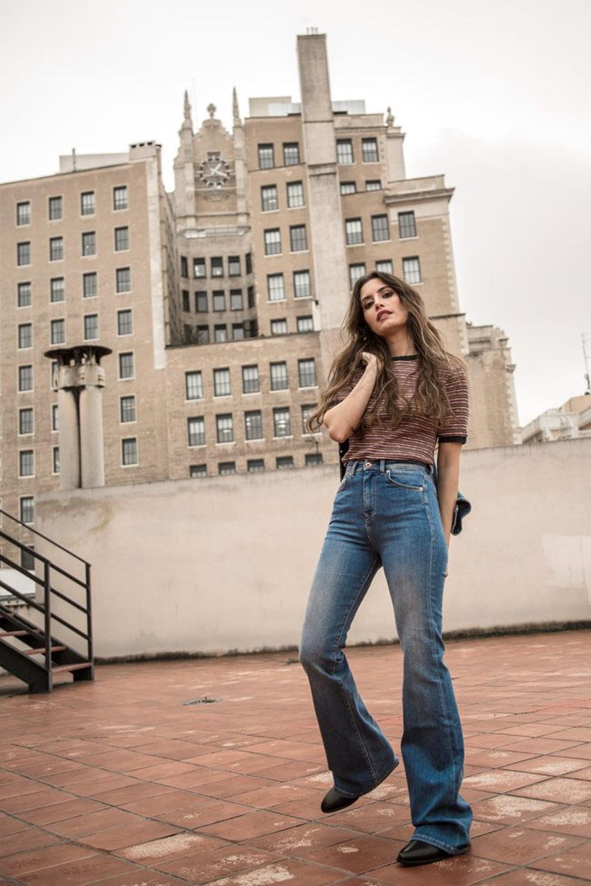 La 'influencer' Paula Moya con camiseta, vaqueros de campana y botines cowboy de Salsa