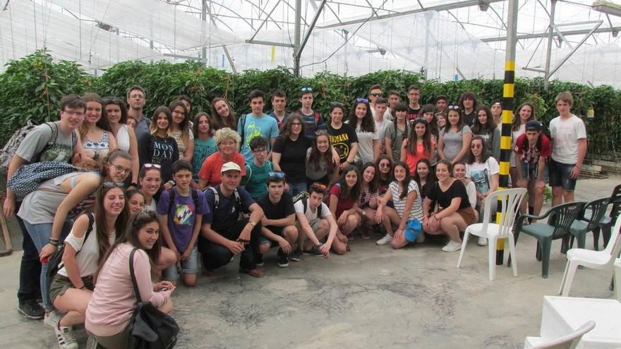 Los alumnos, en su visita a un invernadero almeriense.