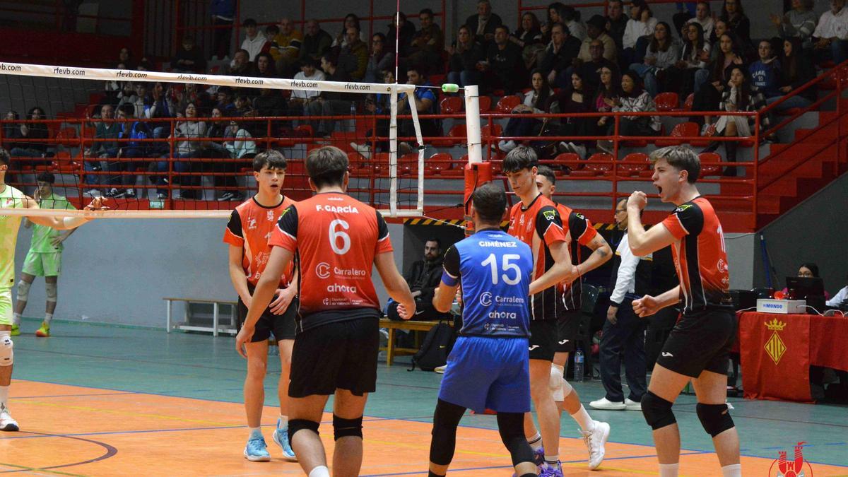 Un momento del partido entre el Xàtiva Voleibol y el FC Barcelona