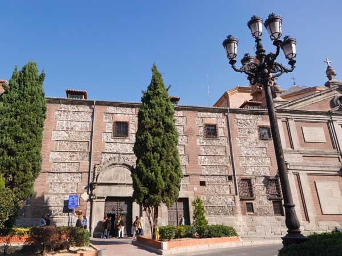 El Monasterio de las Descalzas Reales ocupa un palacio del siglo XVI y es de monjas de clausura.