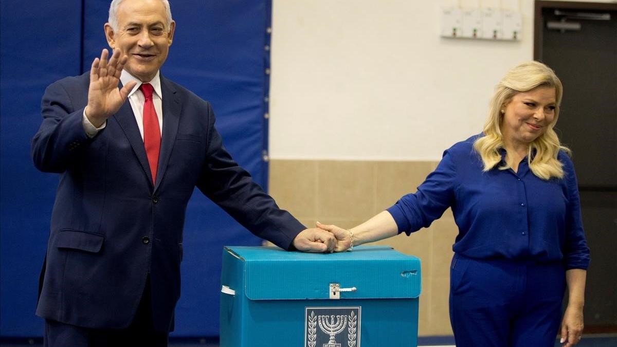Netanyahu y su mujer, Sara, tras votar.