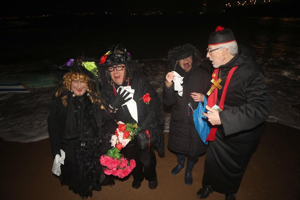 A Coruña llora el fin del Entroido en el entierro de la sardina