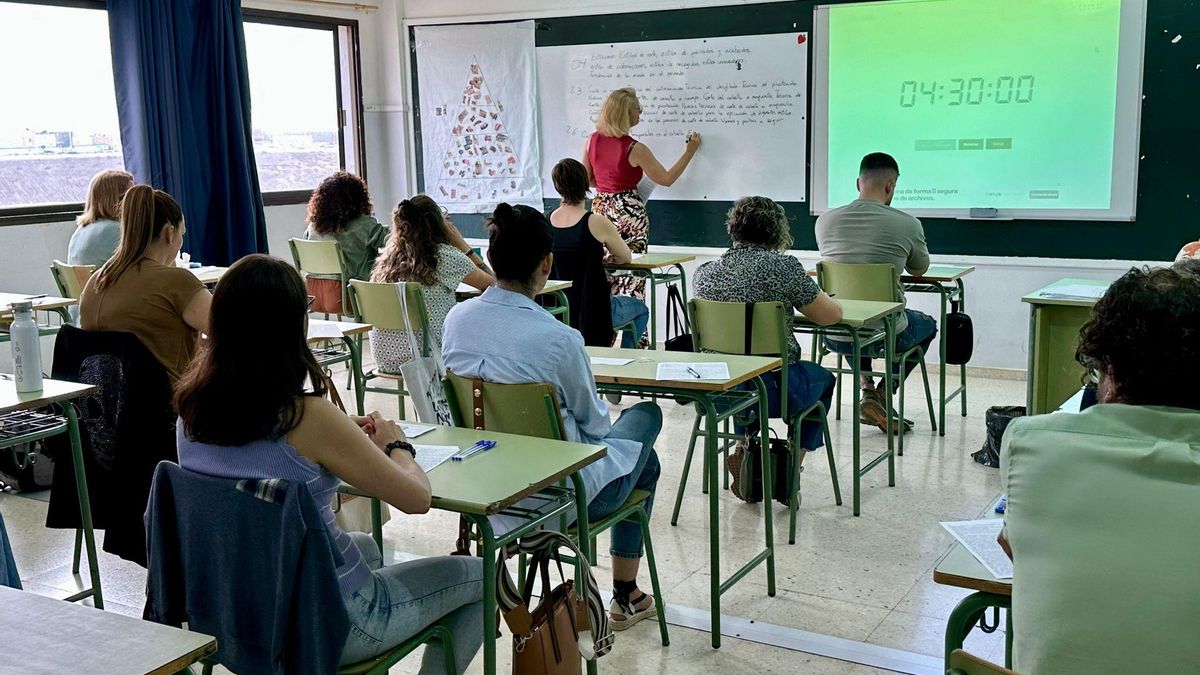 Aspirantes en la primera prueba de las oposiciones celebradas este sábado en la especialidad de Peluquería, en el IES Fernando Sagaseta.