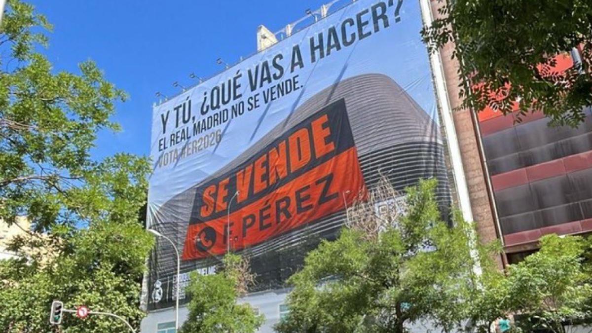 La lona de Riquelme atacando a Florentino Pérez