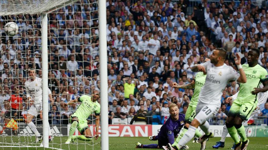 El grancanario Jesé -en primer plano- y el guardameta Hart observan cómo el balón se cuela por la escuadra tras la acción protagonizada por Bale y Fernando, al fondo.