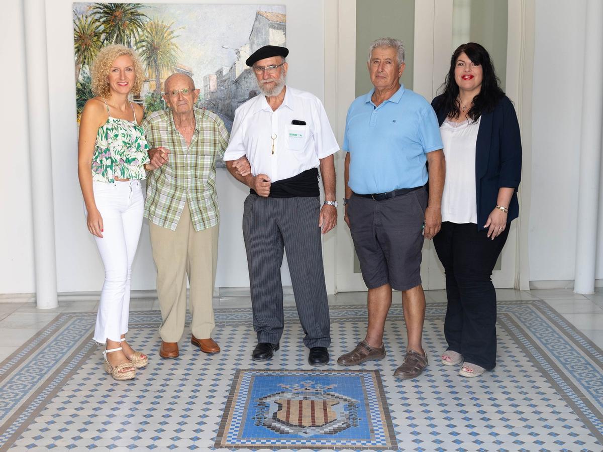 La alcaldesa, Montañana, y Raga con los premiados.