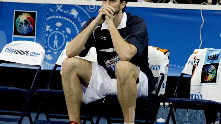 Pau Gasol sentado en el banquillo instantes antes de comenzar el partido ante Turquía.