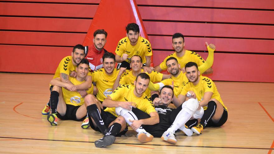 Los jugadores del Nueva Elda celebran la victoria ante el líder.