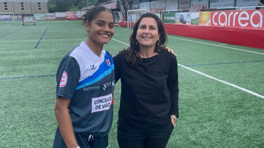 La portuguesa Cheila, ayer, con Begoña Aldao,presidenta del club. |
