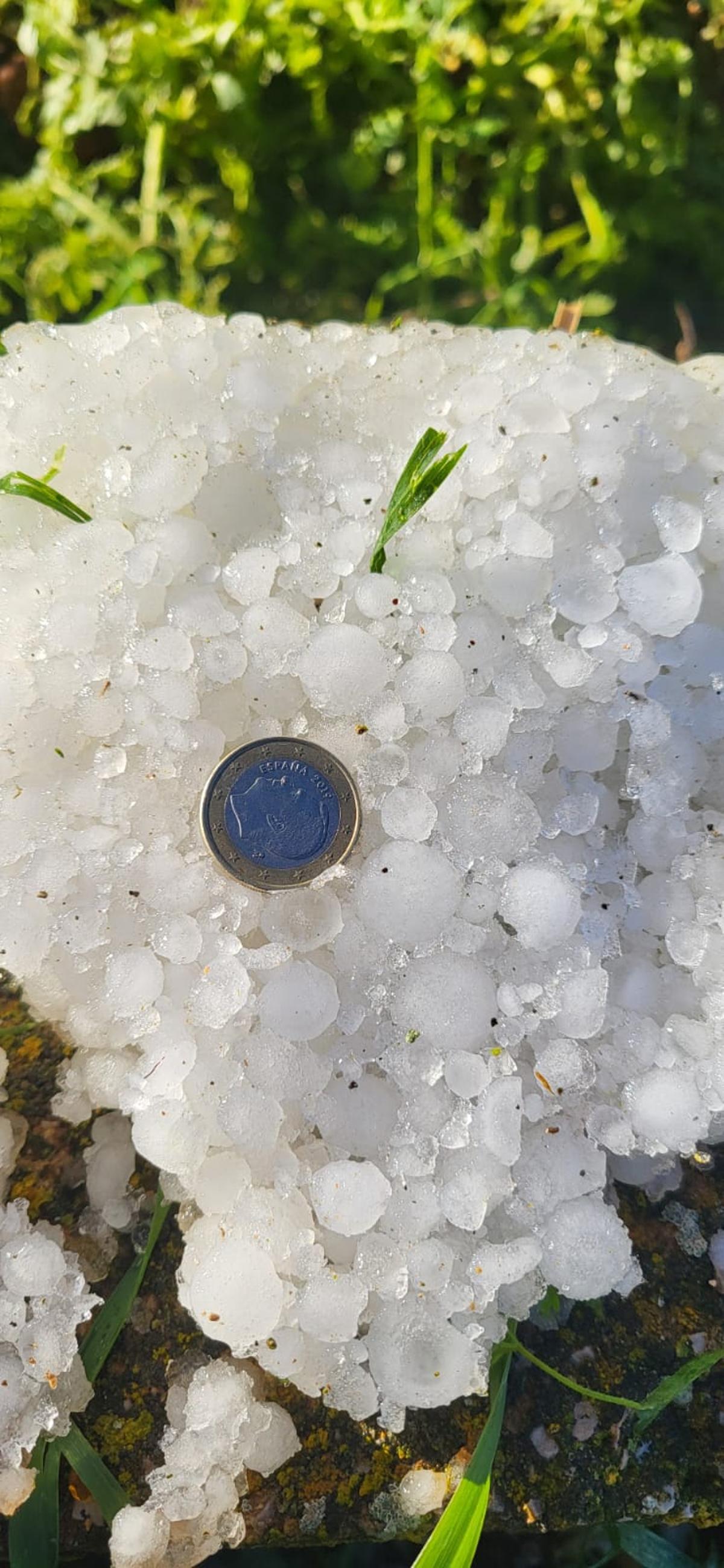 El granizo comparado con una moneda de 1 euro.