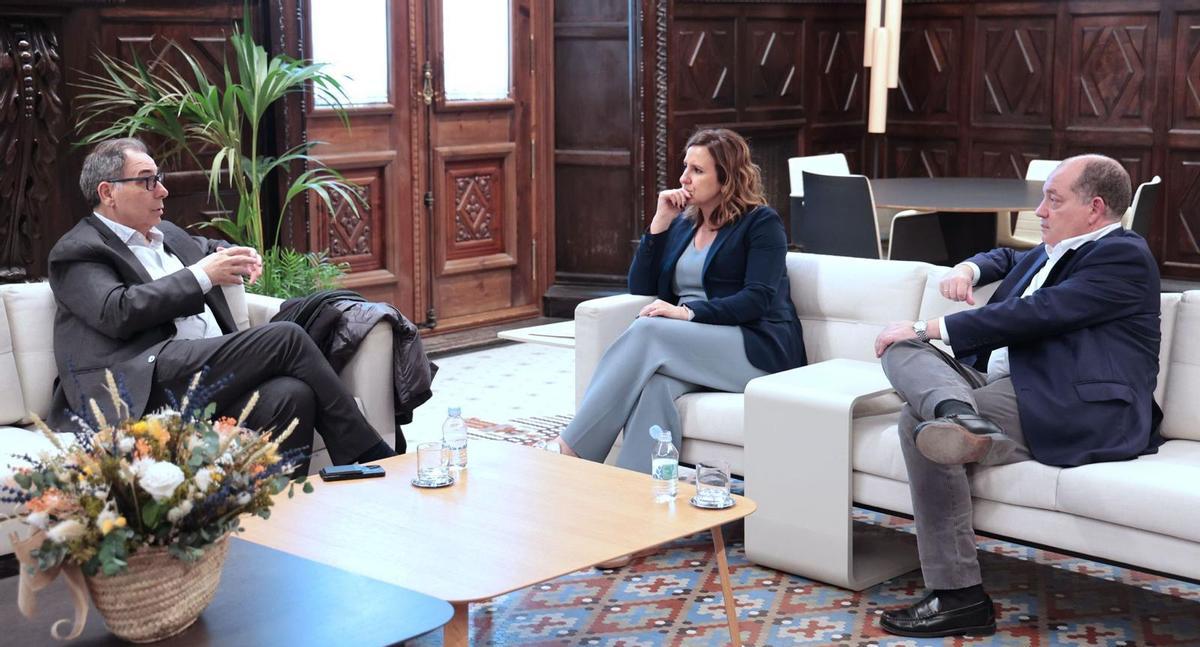 Catalá y Marí Olano con el presidente de Fecoval