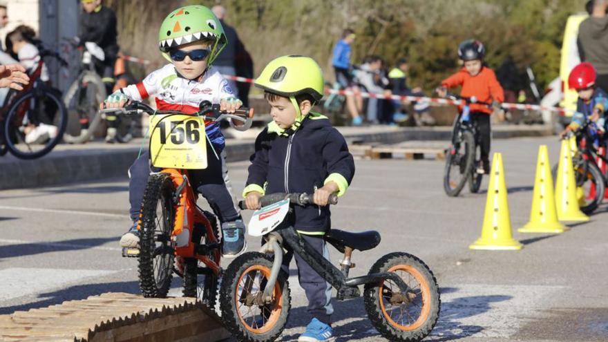 Dos pequeños ciclistas en Sant Llorenç. | J.A.R.