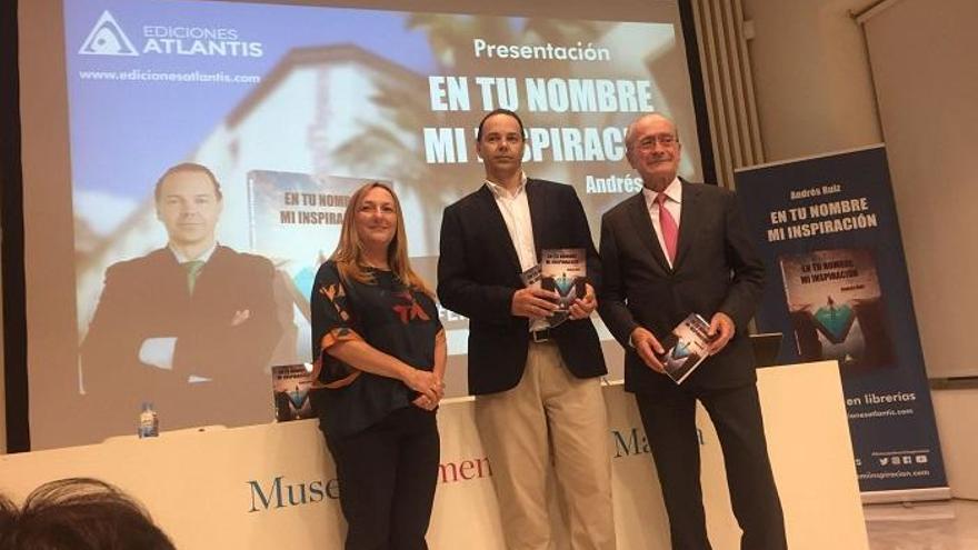 El autor junto a la periodista Montse Martínez y al alcalde de Málaga.