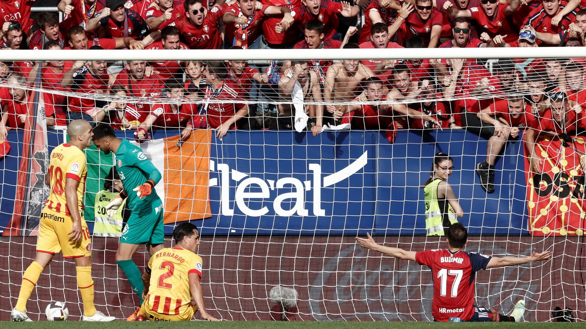 Osasuna - Girona Budimir se deleita mirando una grada enardecida tras anotar el 2-0.