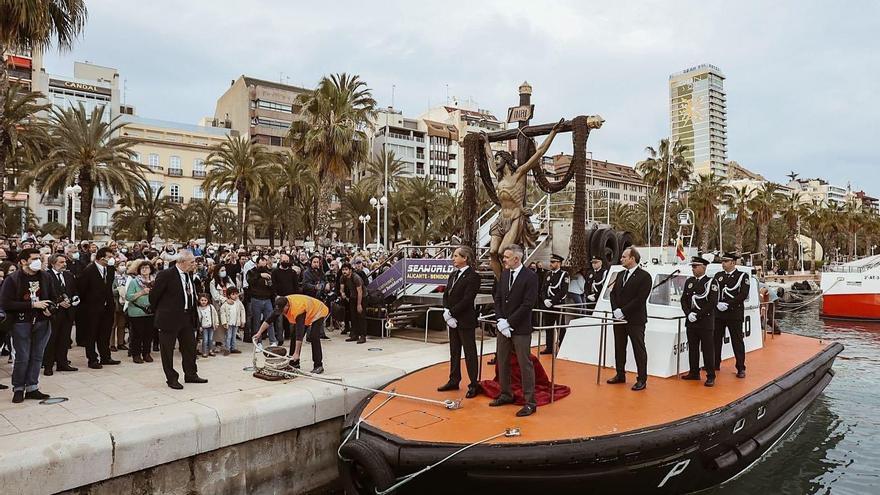 El Cristo del Mar llega al puerto de Alicante en su Vía Crucis