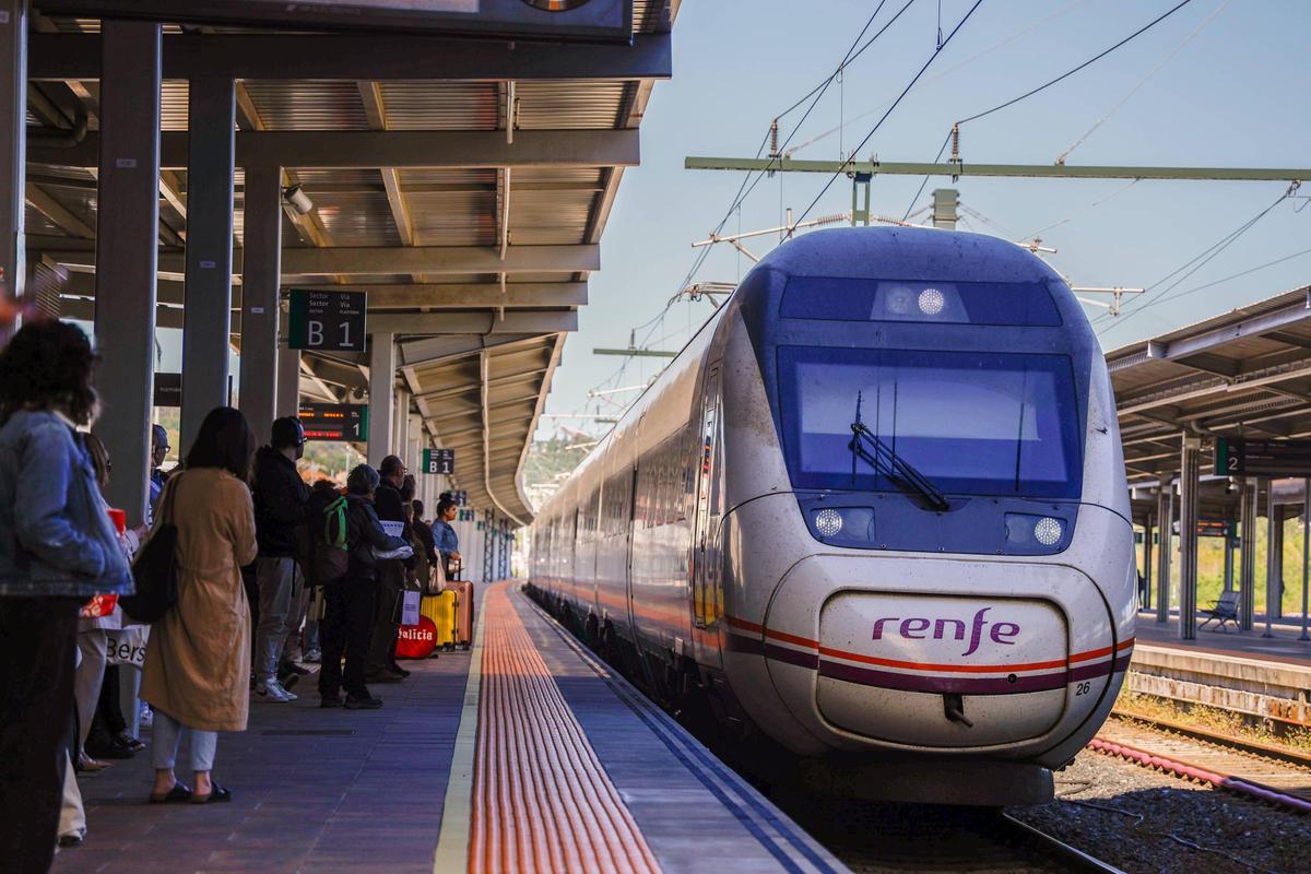 Pasajeros en la estación intermodal de Santiago a la espera de un tren