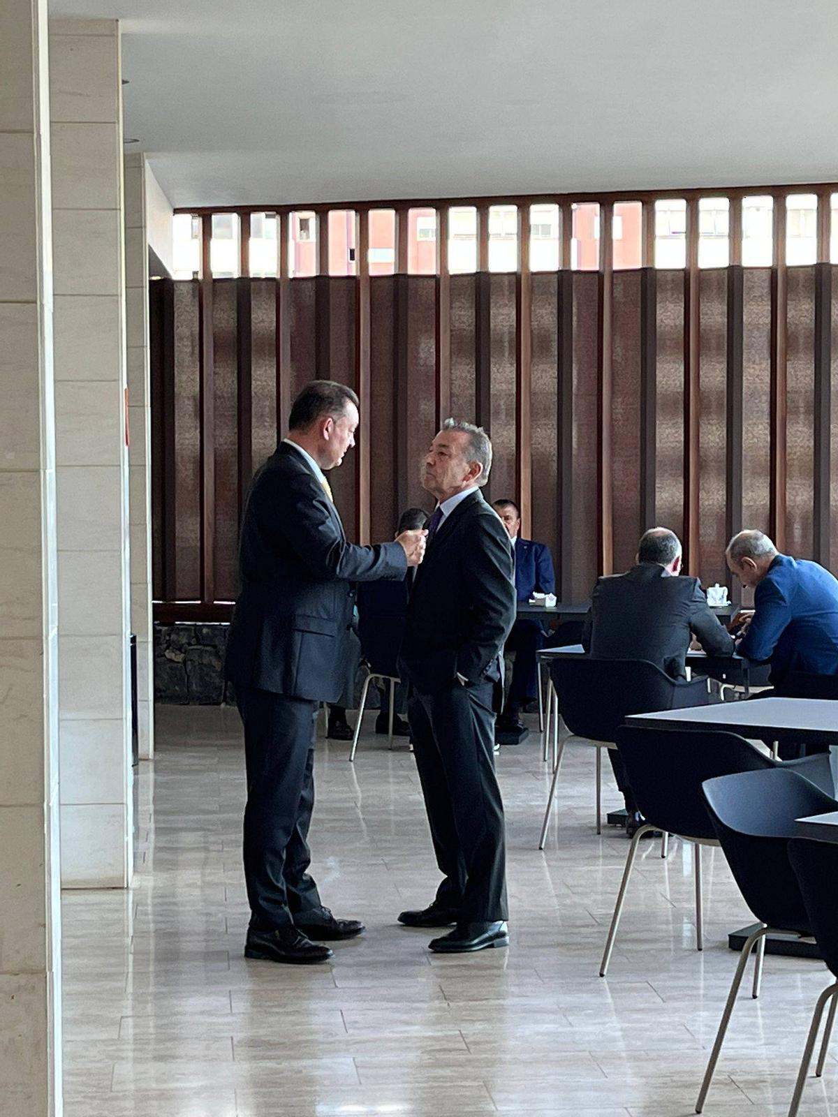 José Miguel Garrido, junto a Paulino Rivero.