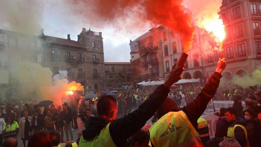Protesta de los trabajadores del Sekurit en la plaza de España de Avilés, en mayo de 2024. | LUISMA MURIAS