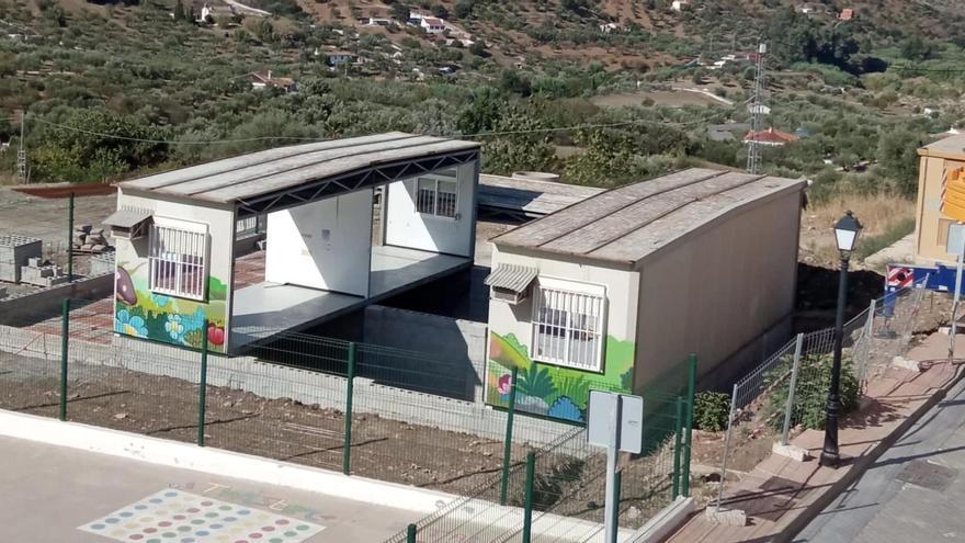 Aulas prefabricadas, pendiente de instalación, en el CEIP Remedios Rojo de Monda.