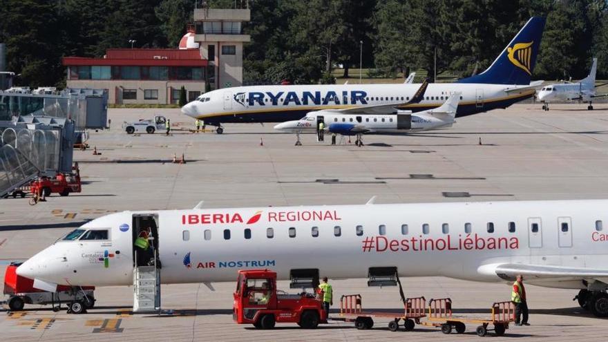Un avión de Air Nostrum y otro de Ryanair en el aeropuerto de Vigo. // FdV