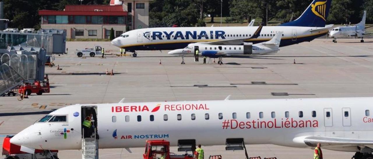 Un avión de Air Nostrum y otro de Ryanair en el aeropuerto de Vigo. // FdV
