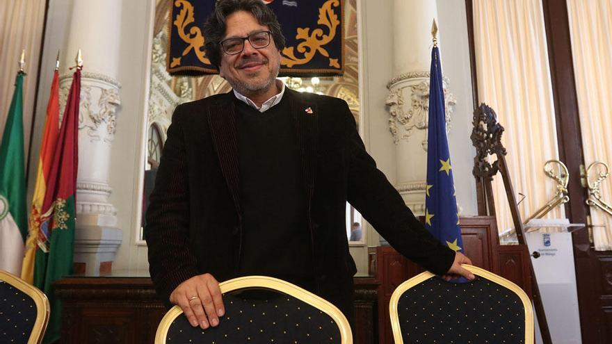 Fernando Iwasaki, ganador del Premio Málaga de Ensayo, en el Ayuntamiento durante la presentación del fallo del jurado.