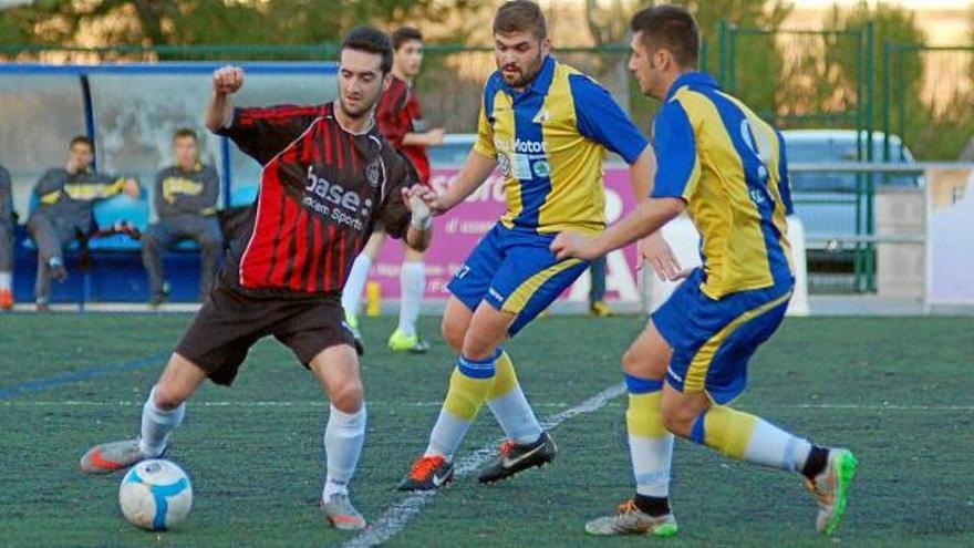 David Safont, del Gironella, defensat per Aitor Rodríguez i Gerard Delgado, del Joanenc