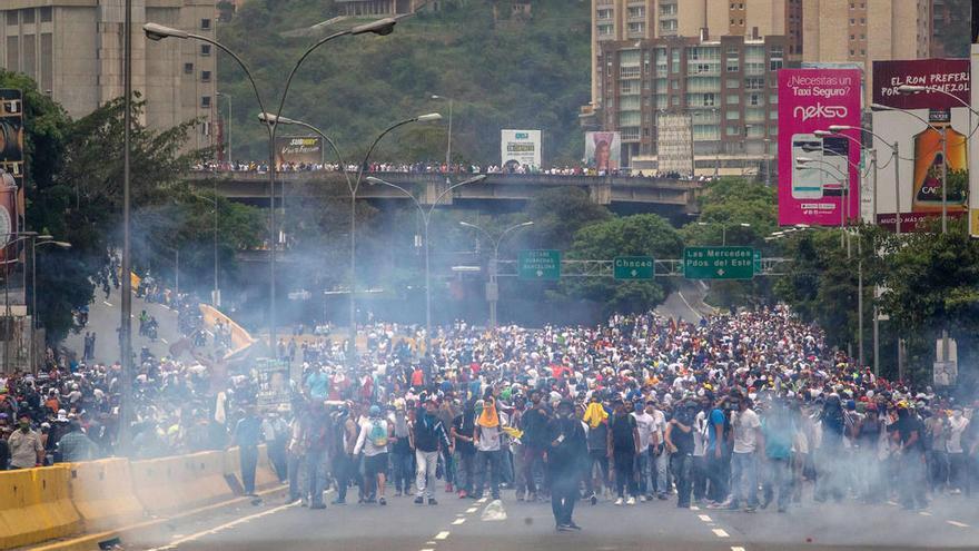 Opositores marchan en Caracas entre gases lacrimógenos. // Efe