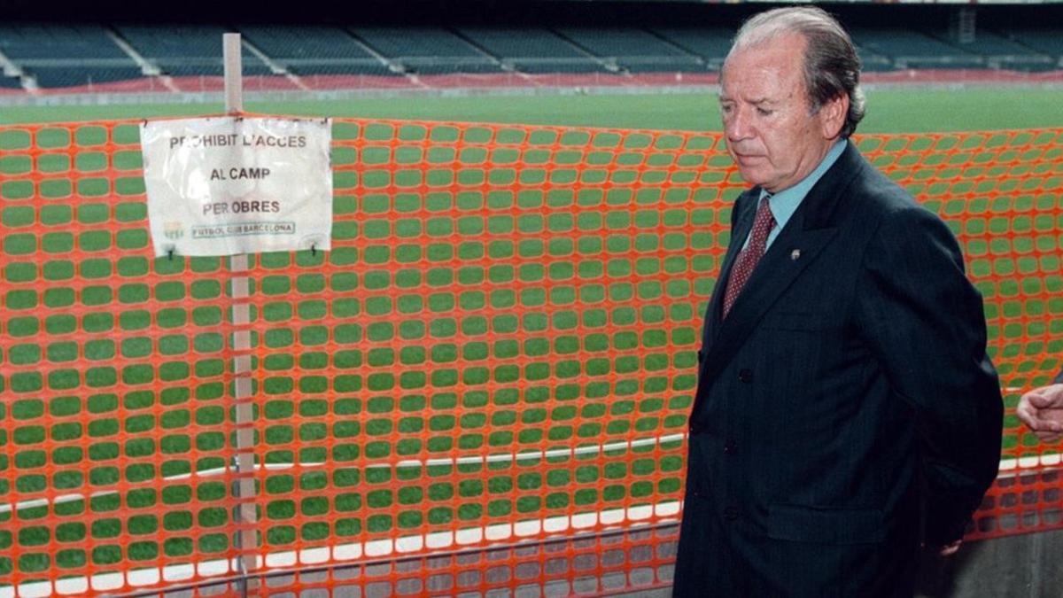 Josep Lluís Núñez en una inspección de obras en el Camp Nou cuando era presidente.