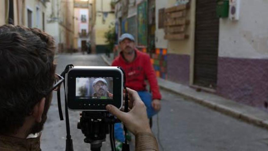 Momento de la entrevista al gestor cultural Pedro Okaña.