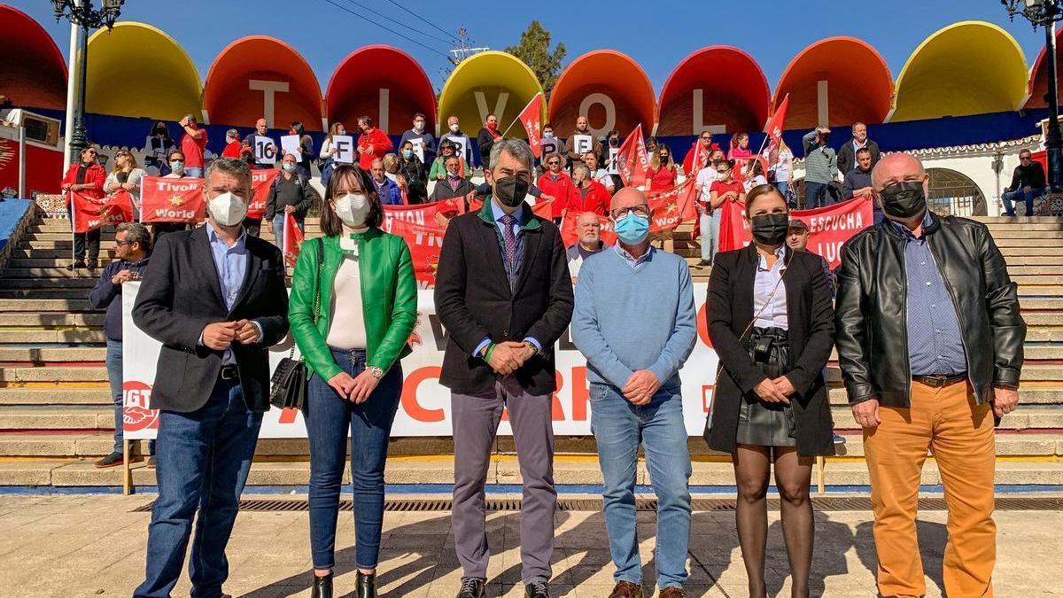 Los dirigentes del PSOE y el alcalde de Benalmádena han arropado a los trabajadores  en su protesta diaria ante las puertas de Tivoli.