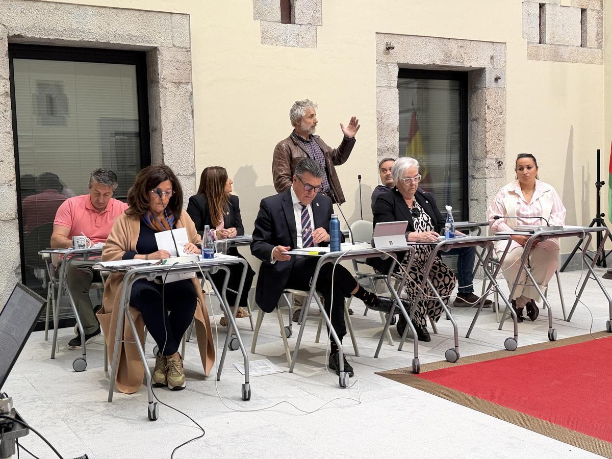 Xuan Valladares durante su última intervención como concejal, este jueves.