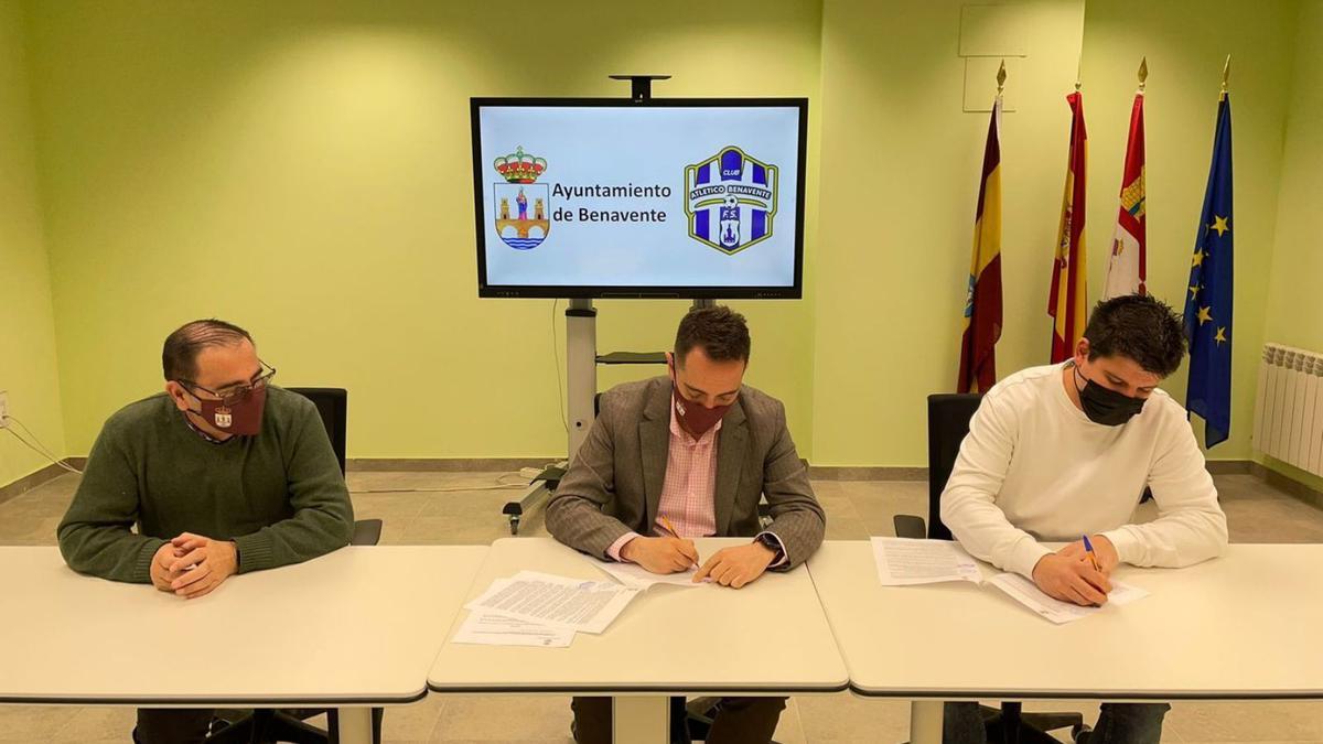 El alcalde de Benavente, Luciano Huerga, y el presidente del club Atlético Benavente, Alvaro Arias, firmaron el acuerdo de colaboración por el que se dota al Club de una partida presupuestaria para desarrollar sus activiades. | ATB