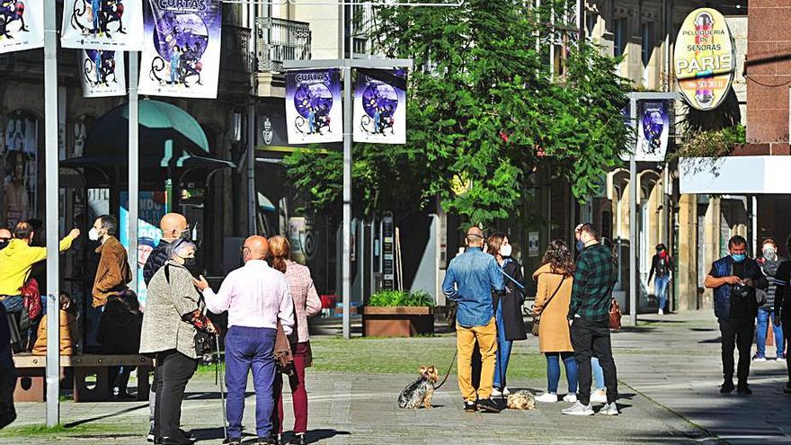 Grupos de personas conversan en la calle, en Vilagarcía.   | // IÑAKI ABELLA