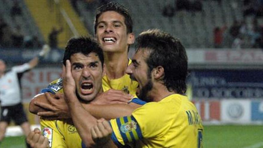 Sergio Suárez, abrazado a Siro Darino, celebra junto a Marcos Márquez un gol de la UD Las Palmas al Elche en 2007. i  QUESADA