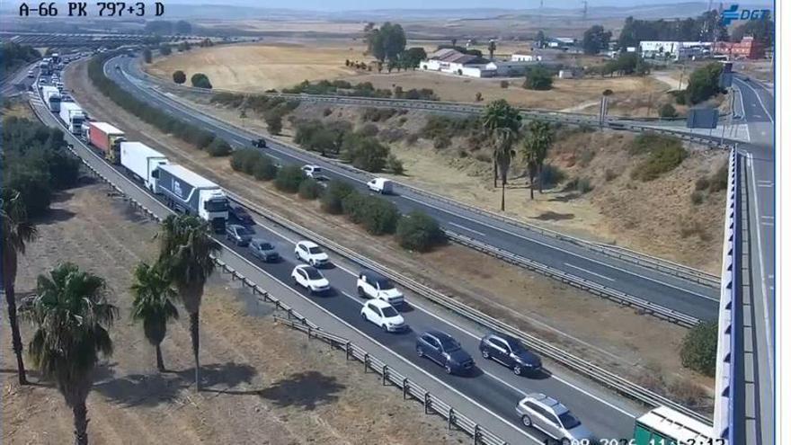 Vídeo | Un accidente complica la salida por la A-66 en Guillena