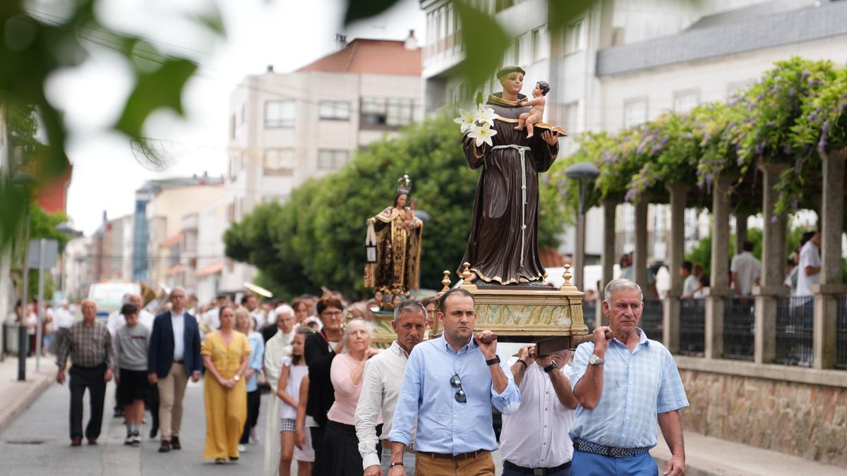 Procesión por una de las calles del casco urbano.