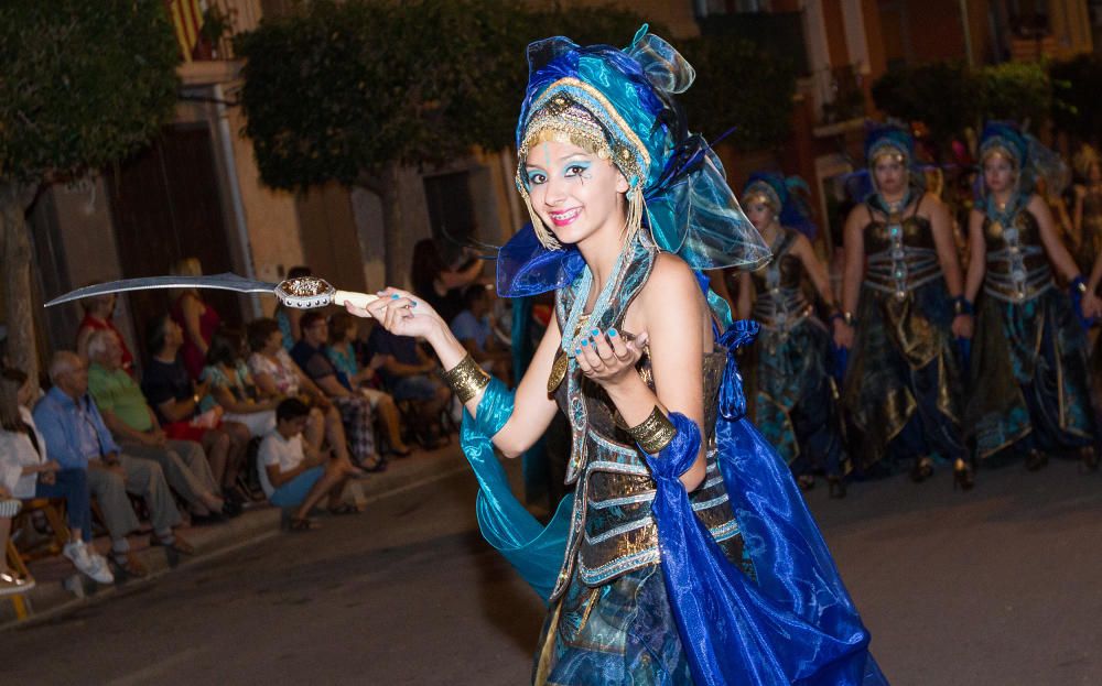 Los festeros tomaron ayer tarde el centro de Agost con una fastuosa Entrada Cristiana que llenó de música y fiesta las calles.